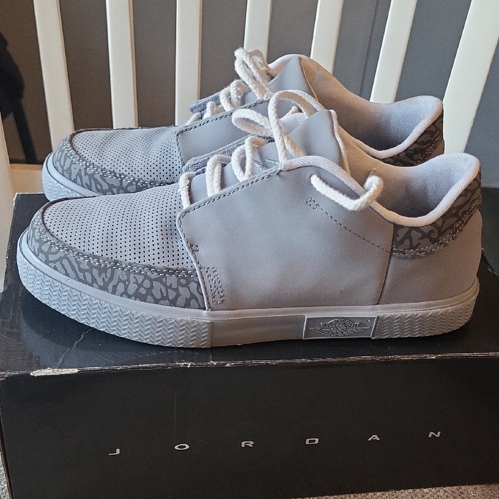 Jordan V.5 Grown Low in Stealth and White
